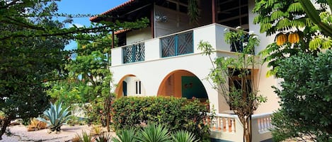 This beachapartment is on the first floor. 