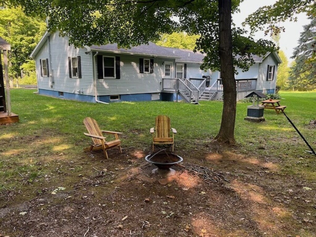 Peaceful oasis w/ outdoor fire pit, deck & dining