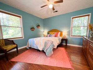 Cozy queen room with forest views. New Nectar mattress. 