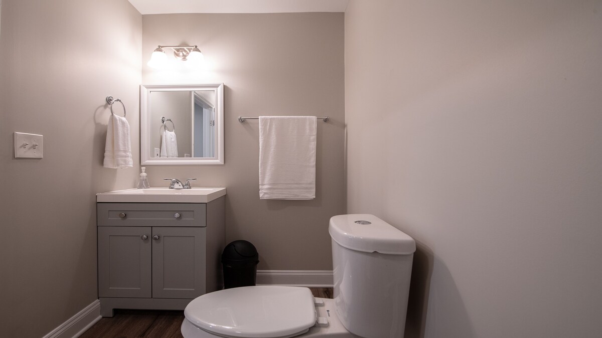 LakePoint Getaway – Spacious home w/ King Bed, 1 mile from LakePoint Sports