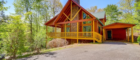 Hiawassee Vacation Rental | 3BR | 3.5BA | Stairs Required | 2,846 Sq Ft