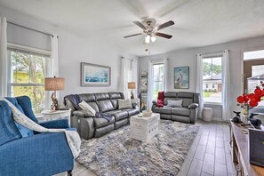 Living Room | Free WiFi | Central A/C | Smart TV