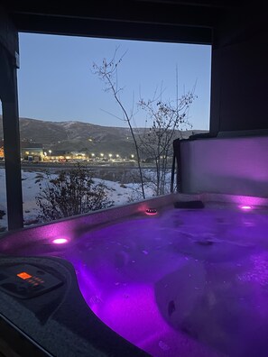 6 people hot tub on lower level overlooking mountains 