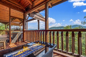 Private enclosed deck with breakfast table, deck bed, and fire pit!
