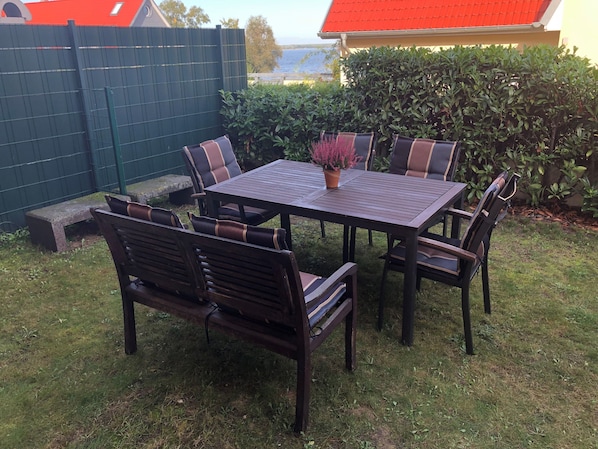 Terrasse mit kleinem Garten