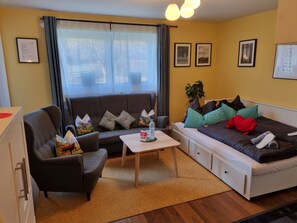 Ferienwohnung 2 Sonntagshornblick, 59 m², Erdgeschoss, Balkon, WLAN-Wohnzimmer mit ausziehbaren Tagesbett, Platz für 2 Personen