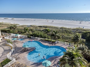Fabulous Pool and Hot Tub by POOL BAR!
