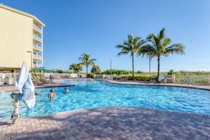 Fabulous Pool and Hot Tub by POOL BAR!