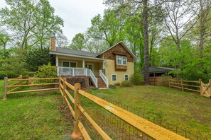 Side exterior view of Lake Tomahawk Getaway and its fully fenced-in yard.