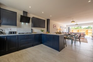 Sandpiper House, Ingoldisthorpe: The open-plan kitchen/living/dining area