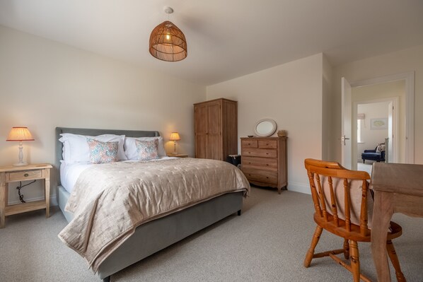 Sandpiper House, Ingoldisthorpe: Master bedroom with king-size bed