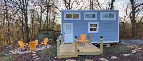 New Tiny House on several private acres with woods, open fields & Howard’s Pond!