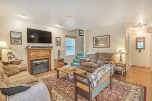 Living Room, Room, Indoors, Screen, Couch
