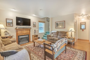 Living Room, Room, Indoors, Screen, Couch