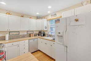 Flooring, Room, Indoors, Kitchen, Floor