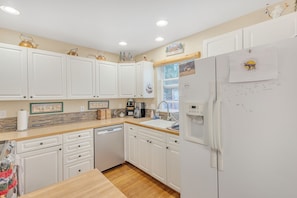 Flooring, Room, Indoors, Kitchen, Floor
