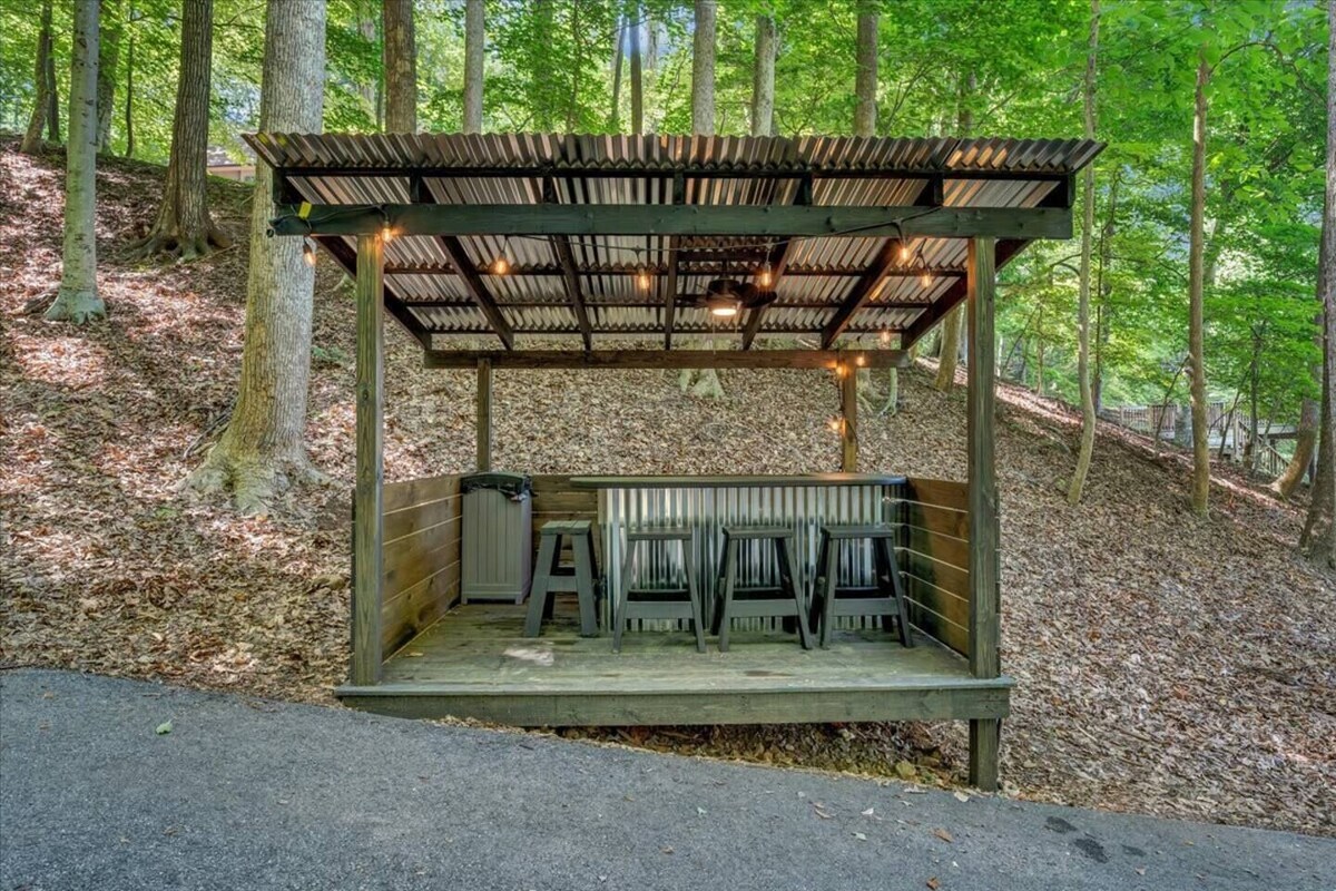 Family Lakefront Oasis – Dock, Cabana, Game Room