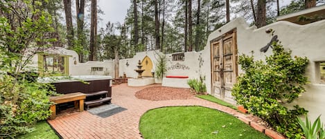 hot tub courtyard