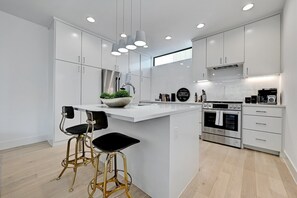 Fully equipped kitchen with high end Bosch appliances