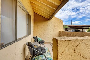 Patio w/ Seating