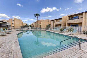 Community Pool w/ Hot Tub