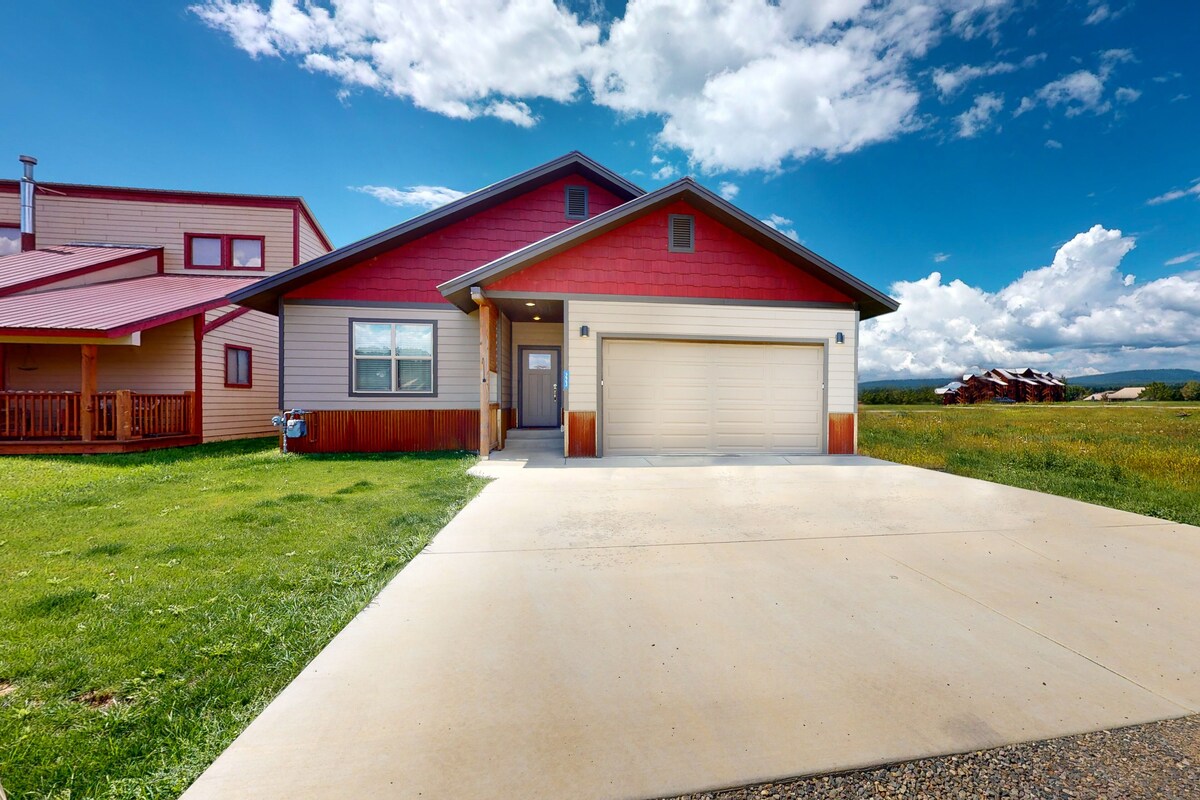 Dog-friendly house in central locale on golf course with mountain view & hot tub