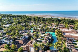 This 5-star resort is located on the secluded beachfront of Four Mile Beach, close to Alexandra Reefs.