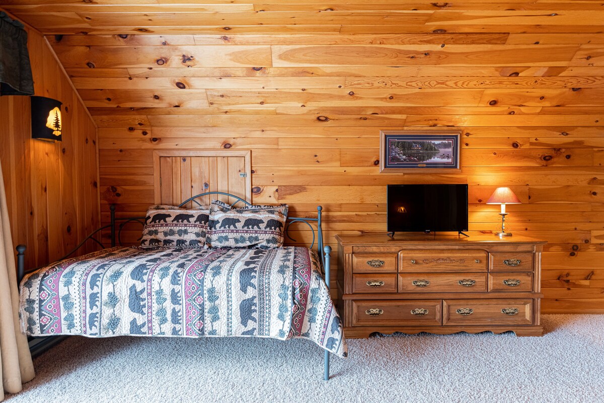 Farmer Lake Lodge-Cozy Lakefront Retreat
