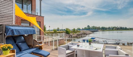 Terrasse mit herrlichem Wasserblick