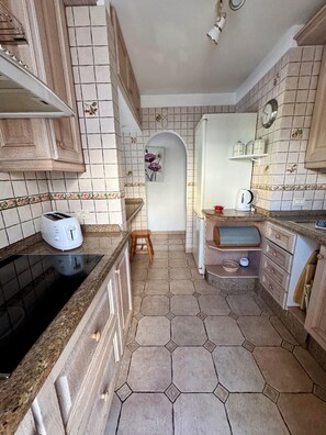 Kitchen with breakfast bar