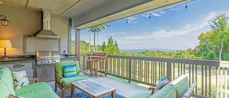 Deck Area--- Mountain View, Built in Grill 