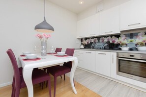 Kitchenette with plenty of kitchen utensils and dishes.