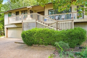 The Sundown Hollow is the perfect Fayetteville hangout spot with amenities for 10 people!