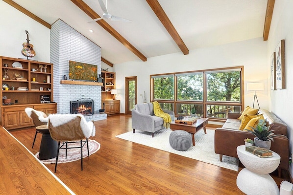 Welcome Sundown Hollow - our peaceful mid-century oasis in central Fayetteville.