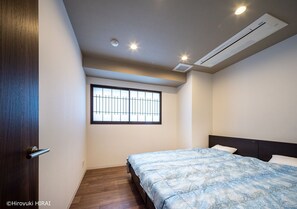 Bedroom with 2 single beds