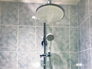・Soft and comfortable overhead shower