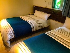 ・Two semi-double beds