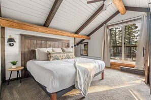 Primary king bedroom: a truly majestic room in the mountains.