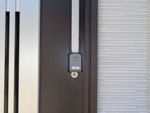 基本非対面となりますので玄関扉に備え付けのキーBoxの中のRoomキーをお使い頂きます。