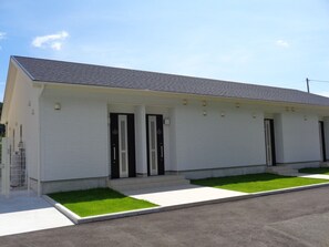 左側101号室・右側202号室・お車でお越しの際はお部屋前の駐車スペースをご利用下さい。