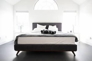 Minimalist master bedroom with comfy mattress is a true repsite