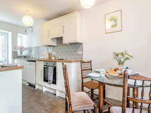 Kitchen/diner | 4 Cromwells Cottage - The Old Brewery Cottages, Pembroke