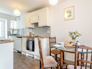 Kitchen/diner | 4 Cromwells Cottage - The Old Brewery Cottages, Pembroke