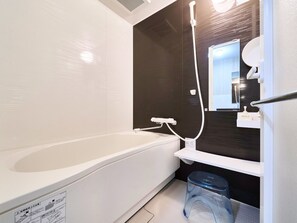 ・[Japanese-style room/bath/toilet] A bathtub so large that you can stretch your legs while soaking in the bathtub.