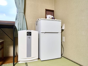 ・[Japanese-style room B] We also have equipment to make your stay comfortable, such as a refrigerator and air purifier.