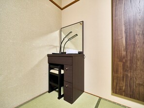 ・[Japanese-style room B] The room also has a vanity table that is convenient for getting ready and applying makeup.