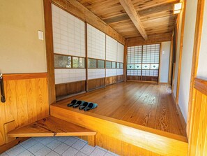 ・[Entrance] Welcoming guests with the warmth of wood