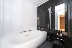 Deluxe King Panorama City View Bathroom