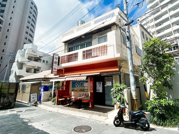 ・ <Bettei> One building limited to one group per day located along Kokusai-dori