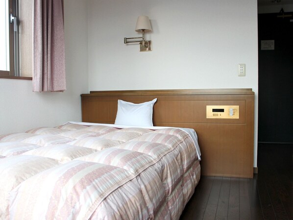 ・[Single room] You can spend a comfortable time with a spacious semi-double size bed.